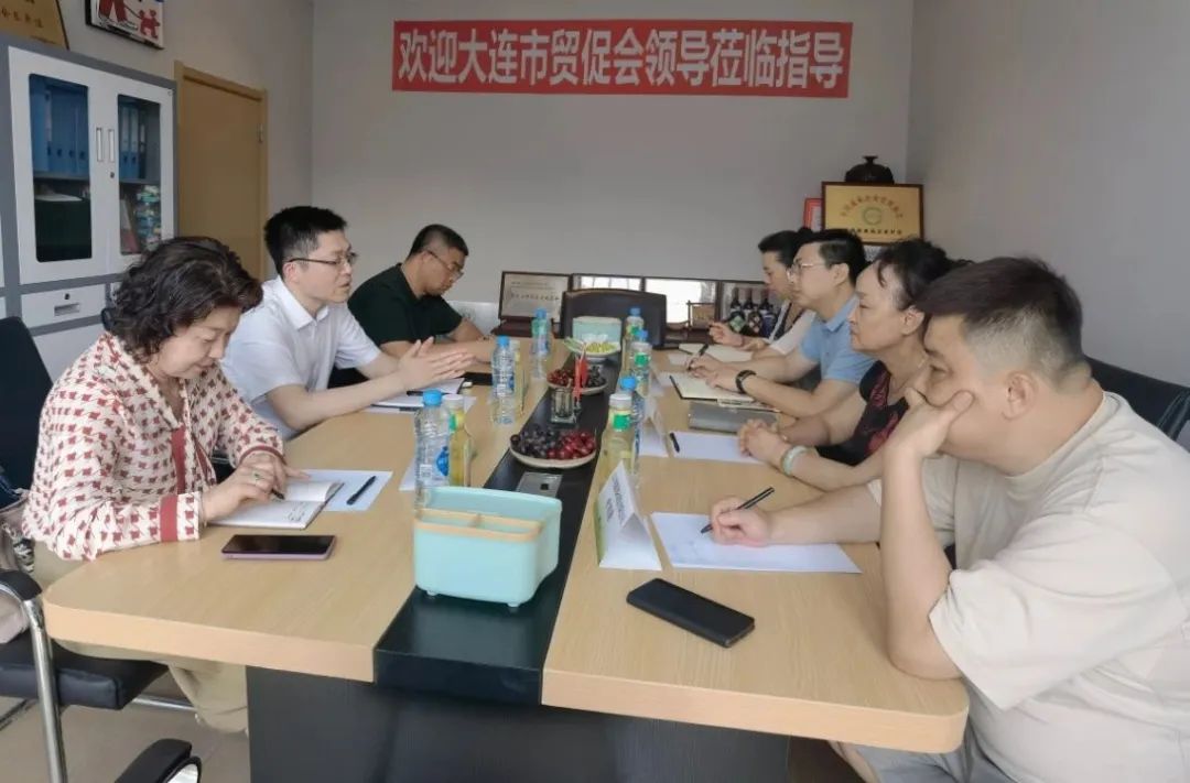 大連市貿(mào)促會(huì)叢陽(yáng)副會(huì)長(zhǎng)、王曉紅部長(zhǎng)、陳峰部長(zhǎng)一行蒞臨遼寧超越國(guó)際展覽公司指導(dǎo)工作